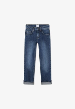Jean pour enfants bleu foncé avec poches avant, fermeture par bouton et fermeture éclair, revers roulés et étiquette blanche BOSS sur la ceinture.