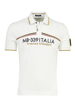 Polo blanco con cuello, ribete dorado, texto en el pecho "MB-339 ITALIA frecce tricolori" y franjas tricolores encima del texto.
