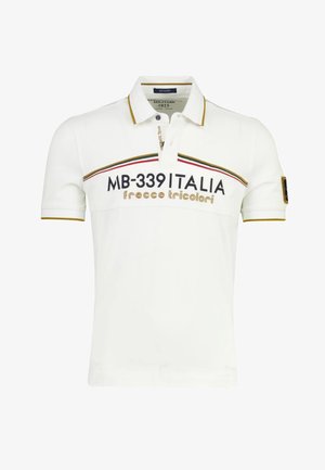 Polo blanco con cuello, ribete dorado, texto en el pecho "MB-339 ITALIA frecce tricolori" y franjas tricolores encima del texto.