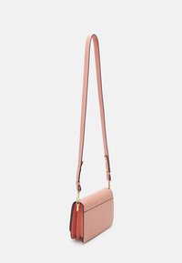 Rosa texturerad crossbody-väska med kontrasterande svart kant, en lång justerbar rem och ett spänne i guldig ton.