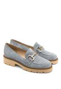 Szare zamszowe loafersy z akcentem w postaci złotego łańcuszka, z grubą beżową podeszwą i gładką fakturą, z zaokrąglonym czubkiem i detalami w postaci szwów.