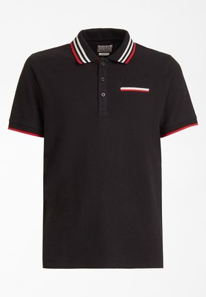 Polo negro con cuello a rayas que presenta acentos en rojo, blanco y negro. Bolsillo frontal con rayas horizontales y logotipo bordado.