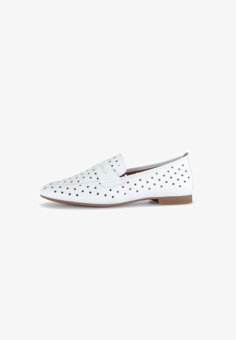 Mocassin en cuir blanc avec des motifs carrés découpés, une semelle plate marron et une sangle décorative sur le cou-de-pied. Texture lisse, forme épurée.