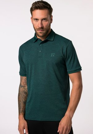 Polo shirt verde scuro con colletto classico, patta con tre bottoni e dettagli logo discreti sul petto. Tessuto morbido e testurizzato.