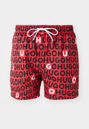 Costume da bagno rossi con un motivo ripetuto nero e bianco "HUGO", dotati di un laccetto bianco in vita elastica.
