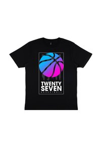 Černé tričko s barevným designem basketbalového míče v modro-růžovém gradientu. Text pod tímto designem zní „TWENTY SEVEN BASKETBALL“ tučnými bílými písmeny.