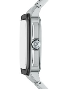 Montre en métal argenté avec un boîtier rectangulaire, des accents noirs, des côtés texturés et une couronne arborant un logo. Le bracelet est en métal poli avec une charnière.