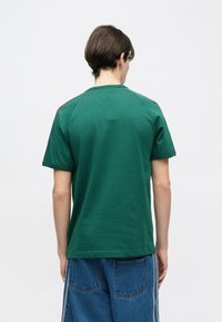 adidas Originals TEE - Nyomott mintás póló - team dark green/bold green/white