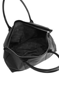 Zwarte leren tas met gestructureerde buitenkant, twee handgrepen en een ritssluiting. Het interieur heeft een zwarte voering met subtiele merknamen.