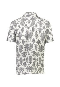 Camisa de manga corta en tejido blanco con patrones florales ornamentados en negro. Cuello clásico, corte recto, material ligero.