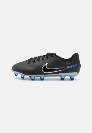 Scarpe da calcio Nike Tiempo in pelle nera con superficie texturizzata, caratterizzate da un logo bianco e blu e una suola con tacchetti blu.