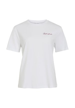 Witte T-shirt met korte mouwen en een ronde hals, met het woord "amore" in kleine rode schrijfletters geborduurd op de linkerborst.