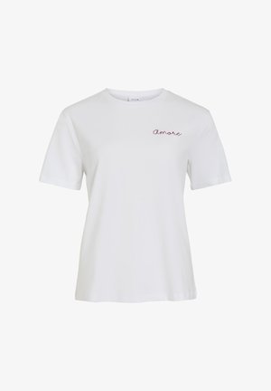 Witte T-shirt met korte mouwen en een ronde hals, met het woord "amore" in kleine rode schrijfletters geborduurd op de linkerborst.