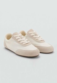 Chaussures à lacets en toile beige avec des détails en daim, bout arrondi et doublure douce. Dotées d'une semelle en caoutchouc profil bas pour une meilleure traction.