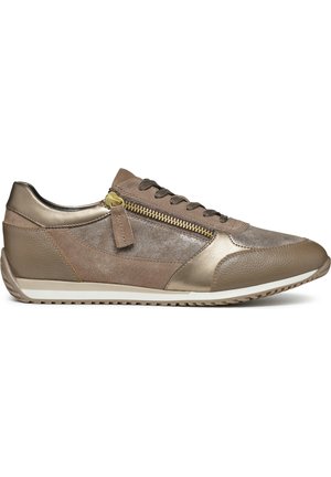 Baskets marron et métalliques avec une tige texturée, dotées d'une fermeture éclair dorée, de lacets et d'une semelle en caoutchouc contrastante. Des accents créent un look superposé.