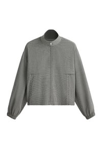 Veste zippée grise en tissu texturé, col montant, manches longues avec poignets élastiques et deux poches frontales sur fond blanc.