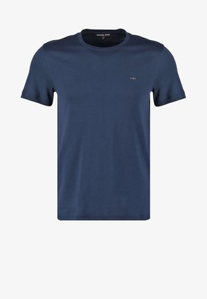 Tumši zila kokvilnas T-krekls ar īsām piedurknēm, apaļu kakla izgriezumu un mazu logotipu uz krūšu. Mīksta tekstūra, regulāra piegriezuma, minimālisma dizains.