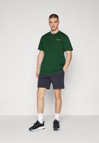 Under Armour HEAVYWEIGHT ARMOUR LABEL - Camiseta básica - forest green/black