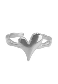 Anello d'argento con design a forma di cuore; presenta una superficie liscia e lucida; banda regolabile con estremità curve.