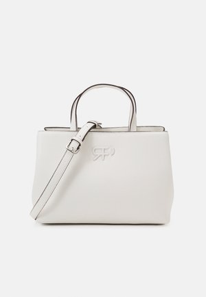 Weiße Lederhandtasche mit zwei Griffen, verstellbarem Schultergurt und eingeprägtem Logo auf der Vorderseite, vor einem einfarbigen Hintergrund dargestellt.