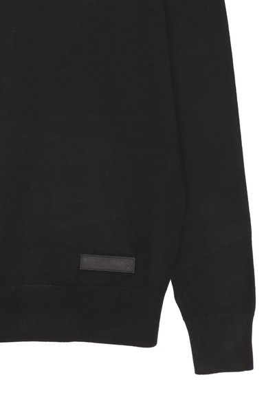 Maglione nero realizzato in un tessuto liscio con polsini e orlo a coste. Presenta un'etichetta rettangolare testurizzata in basso a sinistra con la scritta "RICHMOND" in rilievo.