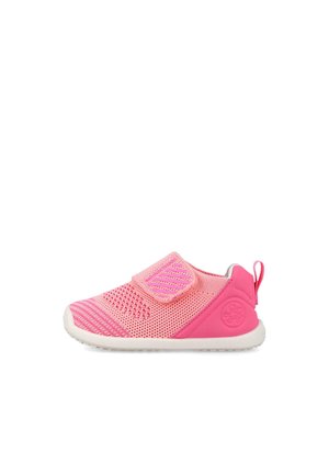 Scarpa da bambino rosa senza lacci con design in mesh, cinturino regolabile in velcro, tallone rinforzato e suola bianca su sfondo bianco.