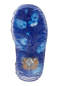 Semelle de chaussure translucide bleue avec une surface texturée, présentant un motif ondulé et un logo central. Petits accents oranges près du talon.