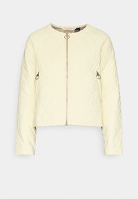 Gestepptes, cropped Jacket in sanftem Gelb mit runder Ausschnitt, Vorderreißverschluss und seitlichen Reißverschlusstaschen; mit silbernen Hardwareakzenten.