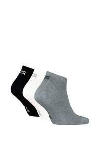 Tres pares de calcetines hasta el tobillo en negro, blanco y gris. Hechos de una tela suave con una textura lisa y un logotipo impreso en la parte superior.