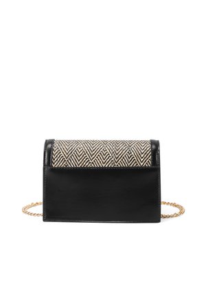 Borsa a tracolla in pelle nera con un flap in tessuto a motivo zigzag e catena dorata. Forma rettangolare compatta con una texture liscia.