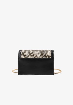 Borsa a tracolla in pelle nera con un flap in tessuto a motivo zigzag e catena dorata. Forma rettangolare compatta con una texture liscia.