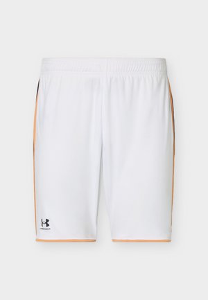 Fehér atletikus rövidnadrág narancssárga szegéllyel és fekete Under Armour logóval a bal alsó lábszáron, rugalmas derékrésszel, fehér háttéren lefektetve.