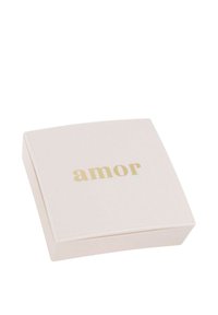 Square gift box in soft pink with a smooth texture, featuring gold text "amor" on the top. Minimalist design with rounded corners.