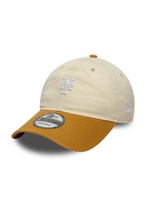 Casquette de baseball beige et moutarde avec sangle ajustable, logo NY blanc brodé à l'avant et autocollant de la marque sur la visière.