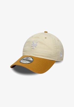 Gorra de béisbol beige y mostaza con correa ajustable, logo blanco de NY bordado en el frente y pegatina de la marca en la visera.