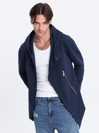 Marineblå hættejakke med draperet front, skrå lynlås lomme og blød tekstur, parret med en hvid tanktop og slidte blå jeans.