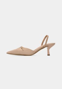 Escarpins slingback beiges à bout pointu, en matériau texturé, avec un petit détail de boucle et un talon stiletto modéré.