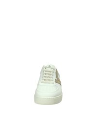 Sneaker bianca con tomaia in pelle liscia, striscia laterale in tessuto beige, punta tonda, dettagli perforati sulla scatola delle dita e stringhe piatte.