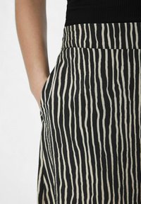 Object MIDI PRINT - Falda acampanada - black