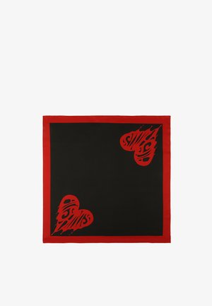 Jedwabny szalik z czarnym tłem i czerwonym obrzeżem, z dwoma stylizowanymi czerwonymi sercami w przeciwnych rogach oraz szczegółami w abstrakcyjnym wzorze.
