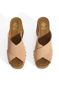 Lichtroze suède wedge sandalen met een overlappend crisscross ontwerp, gouden accenten en een gladde bruine binnenzool. Stijlvolle en moderne schoenen.