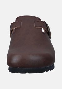 Zoccolo in pelle marrone con due cinture regolabili, punta arrotondata, superficie liscia e suola in gomma nera. Adatto per un abbigliamento casual.