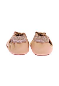 Ballerines roses douces avec un dessus en tissu froncé et scintillant et un talon en cuir. Design à bout rond et semelle flexible adaptée à une utilisation intérieure.