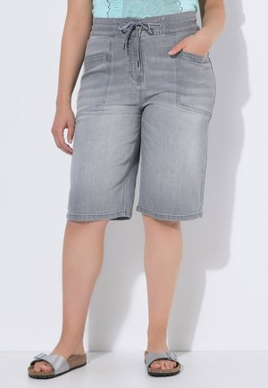 Ulla Popken BERMUDA MARY, WEITES BEIN, ELASTIKBUND - Jeansshort - pale grey denim