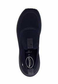 Scarpa slip-on blu navy con tomaia in rete, fasce elastiche e suola bianca. Presenta un'etichetta di ampia vestibilità all'interno e una superficie testurizzata per la traspirabilità.