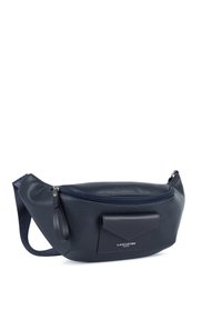 Marsupio in pelle blu navy con finitura strutturata, dotato di tasca anteriore, chiusura con zip e cinturino regolabile. Branding visibile sulla parte anteriore.