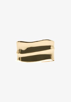 Bracciale a manica in metallo con finitura dorata, caratterizzato da un design ondulato, con superfici lisce e una texture lucida e riflettente. Nessun motivo o decorazione visibile.