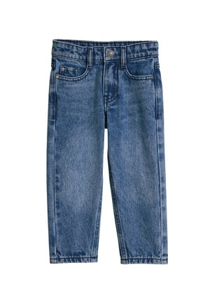 Blaue Denim-Kinderjeans mit vorderen Taschen, Gürtelschlaufen und Knopfverschluss, vor weißem Hintergrund gezeigt.
