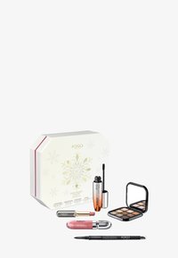 Set di trucco natalizio KIKO: confezione bianca ottagonale con design a fiocchi di neve, include un compatto nero, rossetto, eyeliner liquido e mascara.