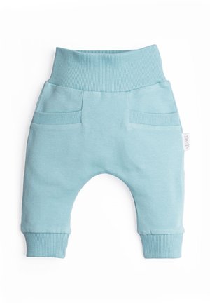 Jasnoniebieskie, miękkie bawełniane spodnie niemowlęce z szerokim prążkowanym paskiem w talii, mankietami na kostkach i dwoma małymi prążkowanymi przednimi kieszeniami.